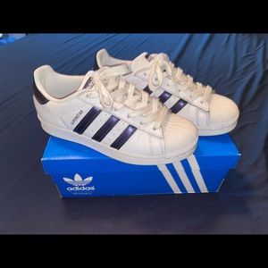 Worn Adidas Women Superstar Shoes size 6